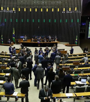 Bancada do PL se reúne com Tarcísio e Bolsonaro e pode rever posição sobre reforma tributária