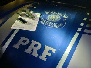 PRF prende homem com mandado de prisão por homicídio e porte ilegal de arma