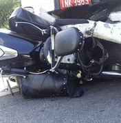 [Vídeo] Homem tem moto arrastada por 32 quilômetros e fica pendurado em cabine de carreta após acidente em SC