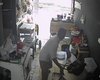 Câmera de videomonitoramento flagra homem furtando bolsa em estabelecimento comercial do Eustáquio Gomes