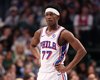 Calouro do 76ers viraliza após “toco duplo” em jogo da NBA