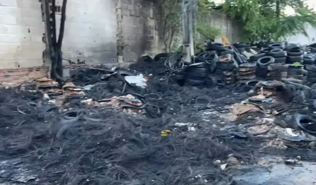 Incêndio em depósito de pneus provoca fumaça intensa e falta de energia em Maceió