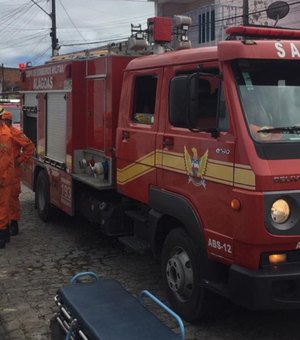 Idosos são regatados por bombeiros após caírem dentro de casa em Maceió