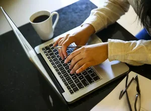 Empresas começam a testar semana de trabalho de 4 dias e veem eficiência aumentar