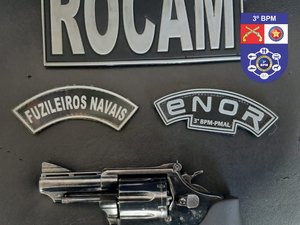 Adolescente efetua disparo de arma de fogo, tenta fugir da polícia mas é apreendido