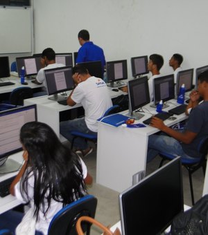 Jovens do projeto 'Recomeçar' se formam e ganham vaga de emprego em Arapiraca