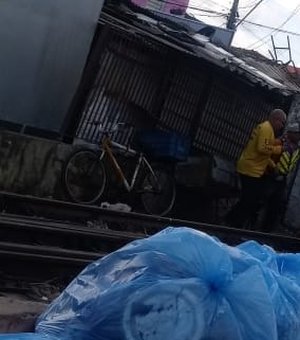 Trem arrasta motociclista no centro de Maceió