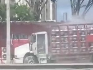 Caminhão que transportava botijões de gás pega fogo na Durval de Góes Monteiro