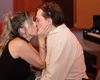 Fábio Jr. posa dando beijão na esposa para comemorar aniversário