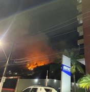 Incêndio é registrado em área próxima ao prédio da Sefaz, no Centro de Maceió