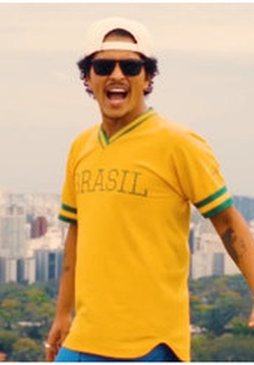 Bruno Mars cumpre promessa e vai comemorar aniversário no Brasil