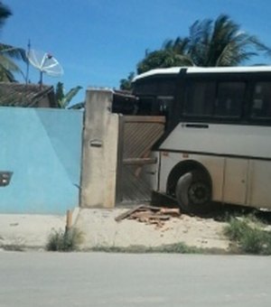 Ônibus de turismo desgovernado invade casa na parte alta de Maceió
