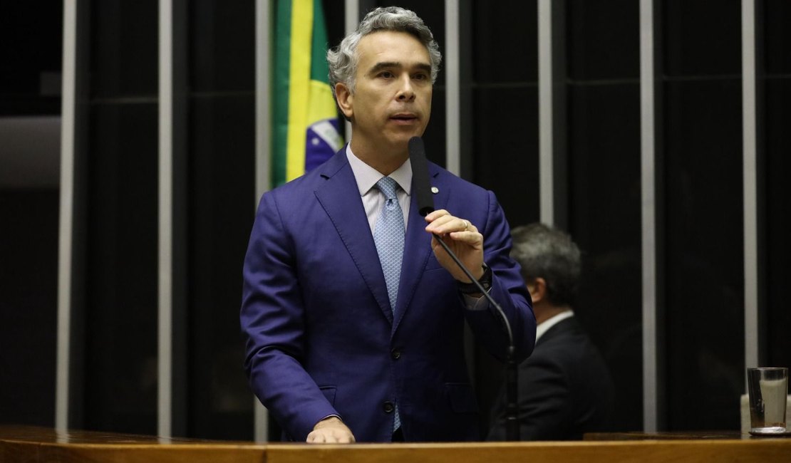 Rafael Brito cobra votação de projeto que cria política nacional de prevenção à violência em escolas