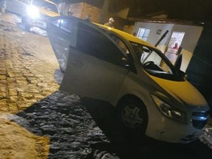 Polícia recupera carro roubado no Conjunto Selma Bandeira, em Maceió