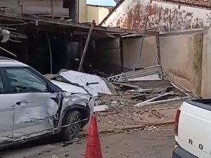 Caminhão compactador de lixo colide contra carro e residência em Maragogi