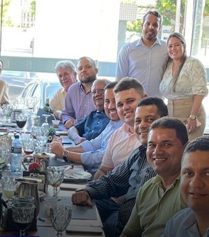Separação dos poderes? Prefeita escolhe presidente da Câmara e comemora costura em almoço com vereadores