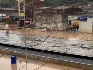 Chuva intensa alaga Vale do Reginaldo e acende alerta da Defesa Civil em Maceió