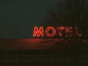 Menino de 7 anos é flagrado em motel com a mãe e mais 3 pessoas