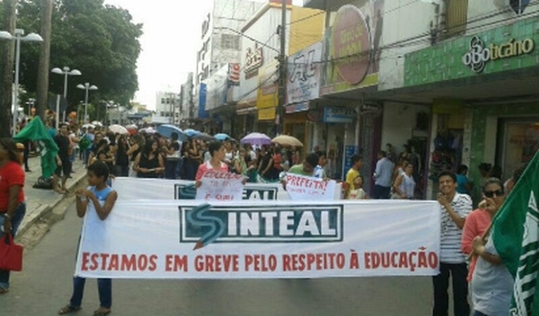 Grevistas fazem passeata e cobram respeito à educação em Arapiraca