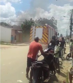 Incêndio atinge residência em Arapiraca e bombeiros trabalham para controlar o fogo