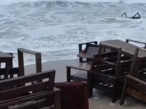 Imagens mostram avanço da maré e faixa de areia alagada na Praia do Francês