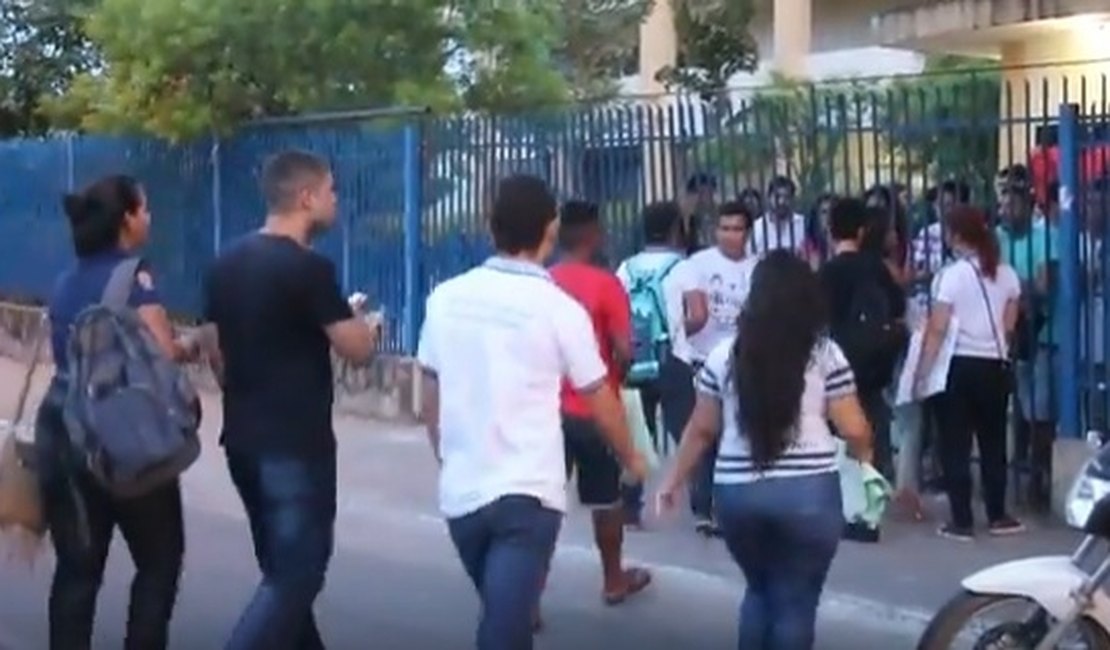 Estudantes protestam em frente à Uneal contra ocupação do prédio, em Arapiraca