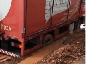 [Vídeo] Com serviço feito pela metade, caminhão de bebidas atola em rua de Arapiraca