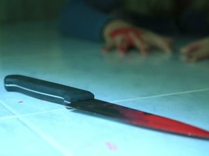 Criminosos invadem casa e esfaqueiam homem em Delmiro Gouveia