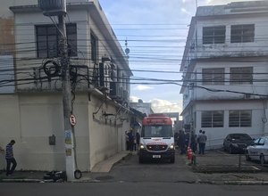 Trabalhador cai de telhado durante obra no prédio do Itec