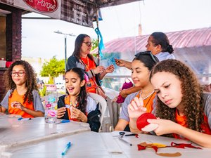 Prefeitura promove atividades lúdicas e educativas para crianças no Mercado do Artesanato