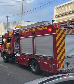 Incêndio atinge contador de energia de estabelecimento comercial no Centro de Maceió