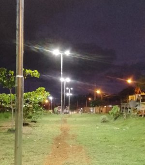 Ilumina instala luminárias de LED em praças de Riacho Doce