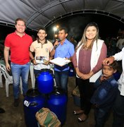 Marx Beltrão entrega trator a produtores rurais de município sertanejo