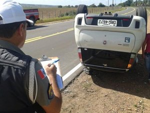 Motorista capota carro na curva do charque em Limoeiro de Anadia