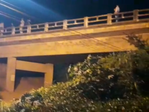 Bombeiros resgatam mulher que tentava se jogar de ponte em Arapiraca