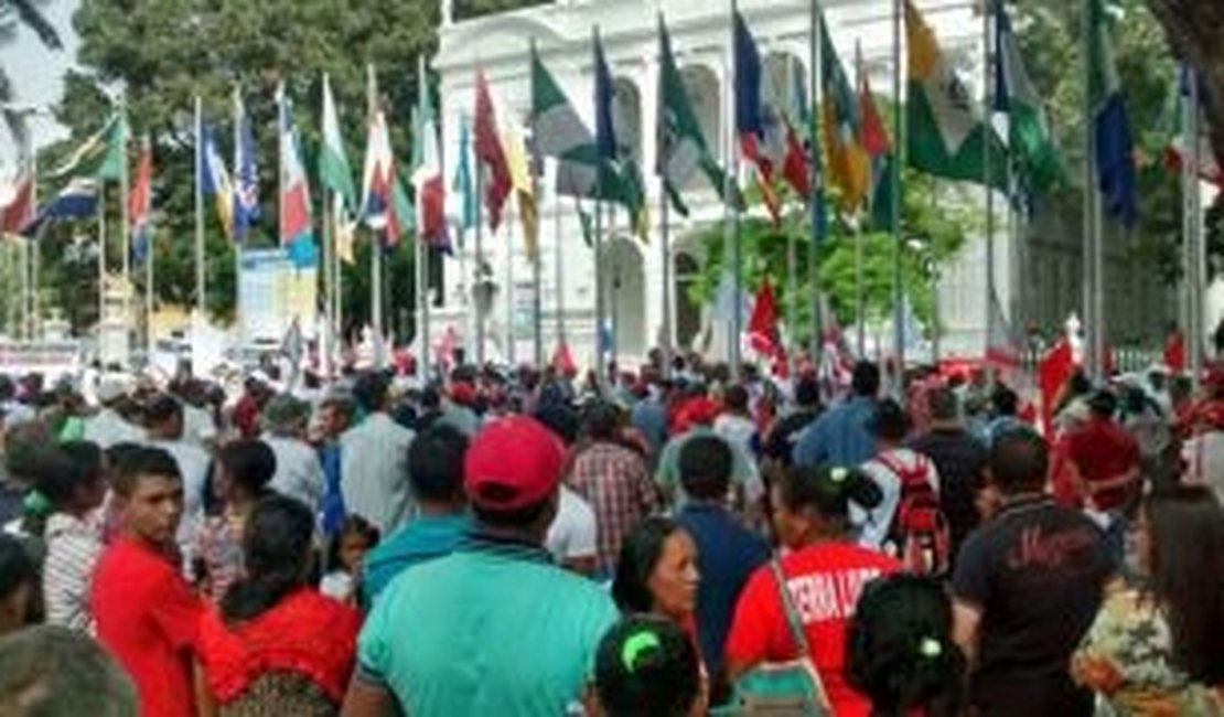 Trabalhadores rurais protestam em frente ao Palácio República dos Palmares