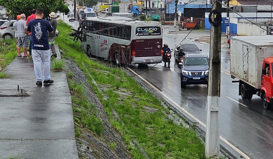 Ônibus colide com poste próximo à antiga rotatória da PRF