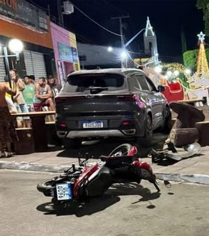 Carro conduzido por médico atinge moto e comércios ao invadir calçadão em Feira Grande