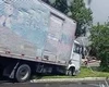 Caminhão perde controle, invade canteiro e derruba árvore na Av. Durval de Góes Monteiro