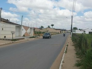 Homem pede água em residência  e anuncia assalto; populares percebem a ação e prendem suspeito