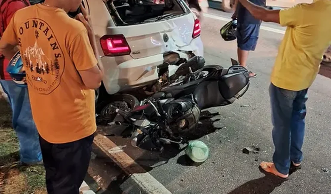 Colisão entre carro e moto deixa casal ferido na Av. Fernandes Lima