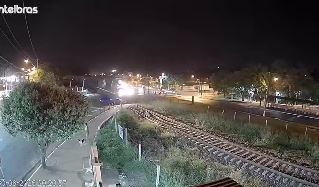 Câmera registra momento que trem atinge carro em SP; motorista fica ferido