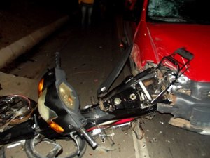 Veículo em alta velocidade colide na traseira de duas cinquetinhas e deixa um morto