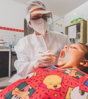 Escola oferece serviço odontológico gratuito e beneficia 800 alunos por ano