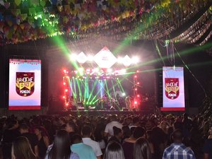 Forró tradicional, estilizado e música sertaneja agitam público do Arroche o Nó 2023
