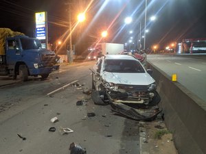 [Vídeo] Ao sair de posto de combustível, motorista colide em caminhão na AL 110