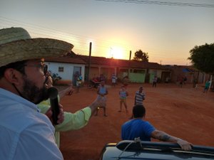 Hector Martins, candidato a prefeito de Arapiraca, se emociona durante carreata