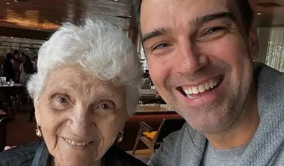 Tadeu Schmidt anuncia morte da mãe aos 92 anos