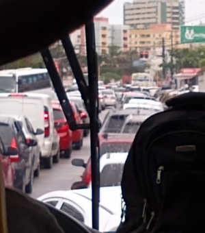 Carreta quebrada e deixa trânsito lento na Avenida Gustavo Paiva