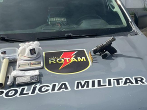 Traficante é preso com cocaína e pistola em residência no Salvador Lyra, em Maceió